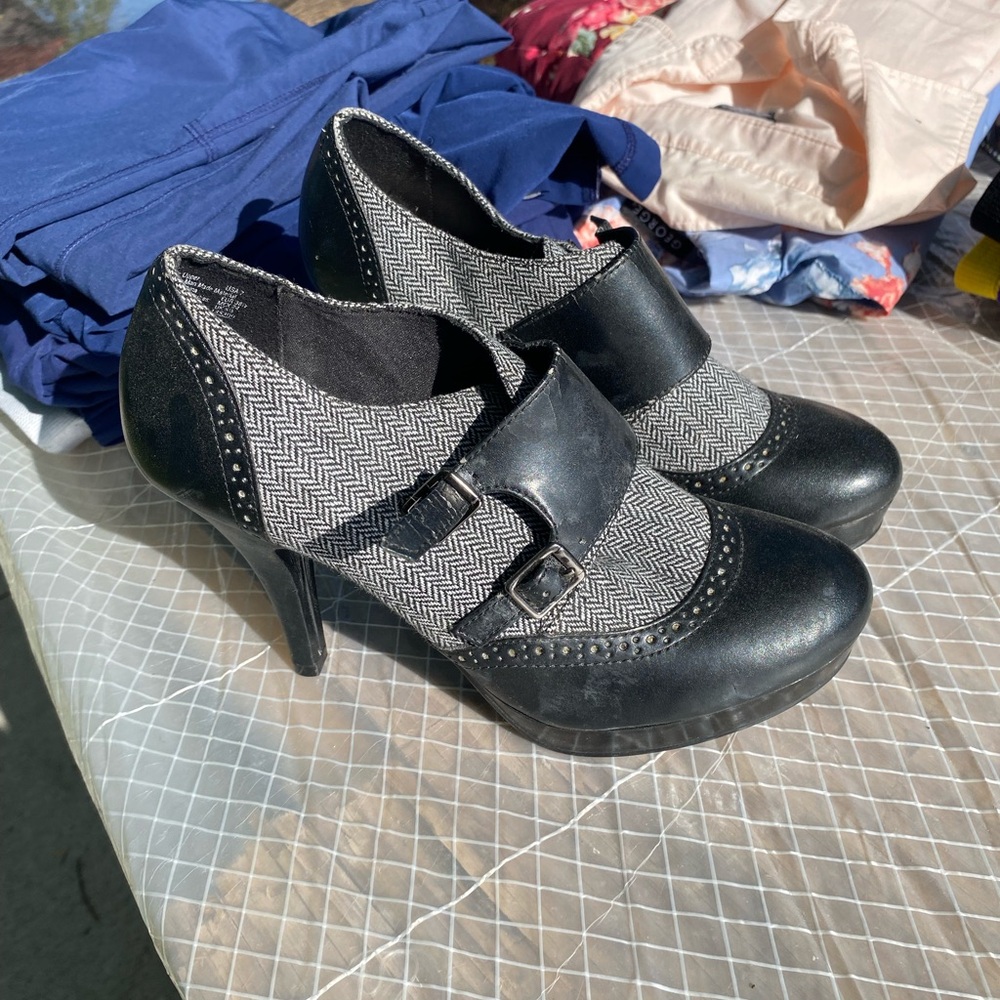 Dexflex Comfort Black and Gray Heels with Double Strap
